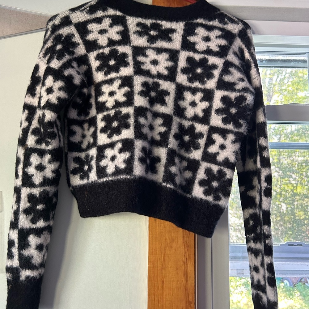 SO Black and White Floral Patterned Sweater